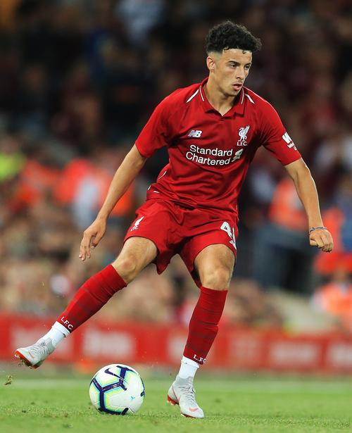 女子在冰面上奔跑拍照，突然冰面破裂女子坠入湖中！