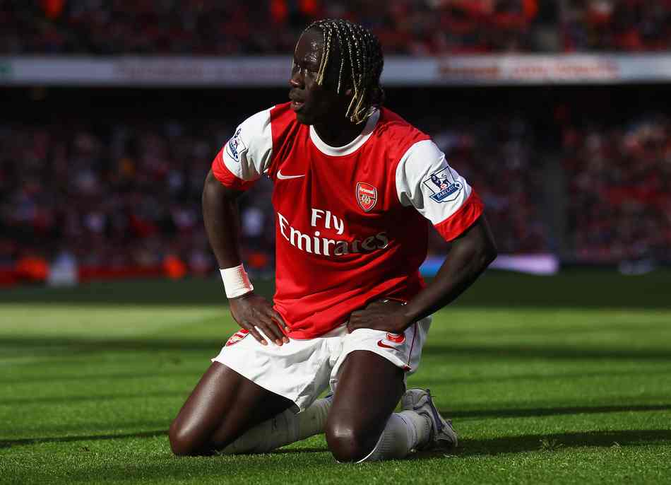 波兰对阵荷兰世预赛中，有球迷向场内投掷烟火迫使比赛被中断