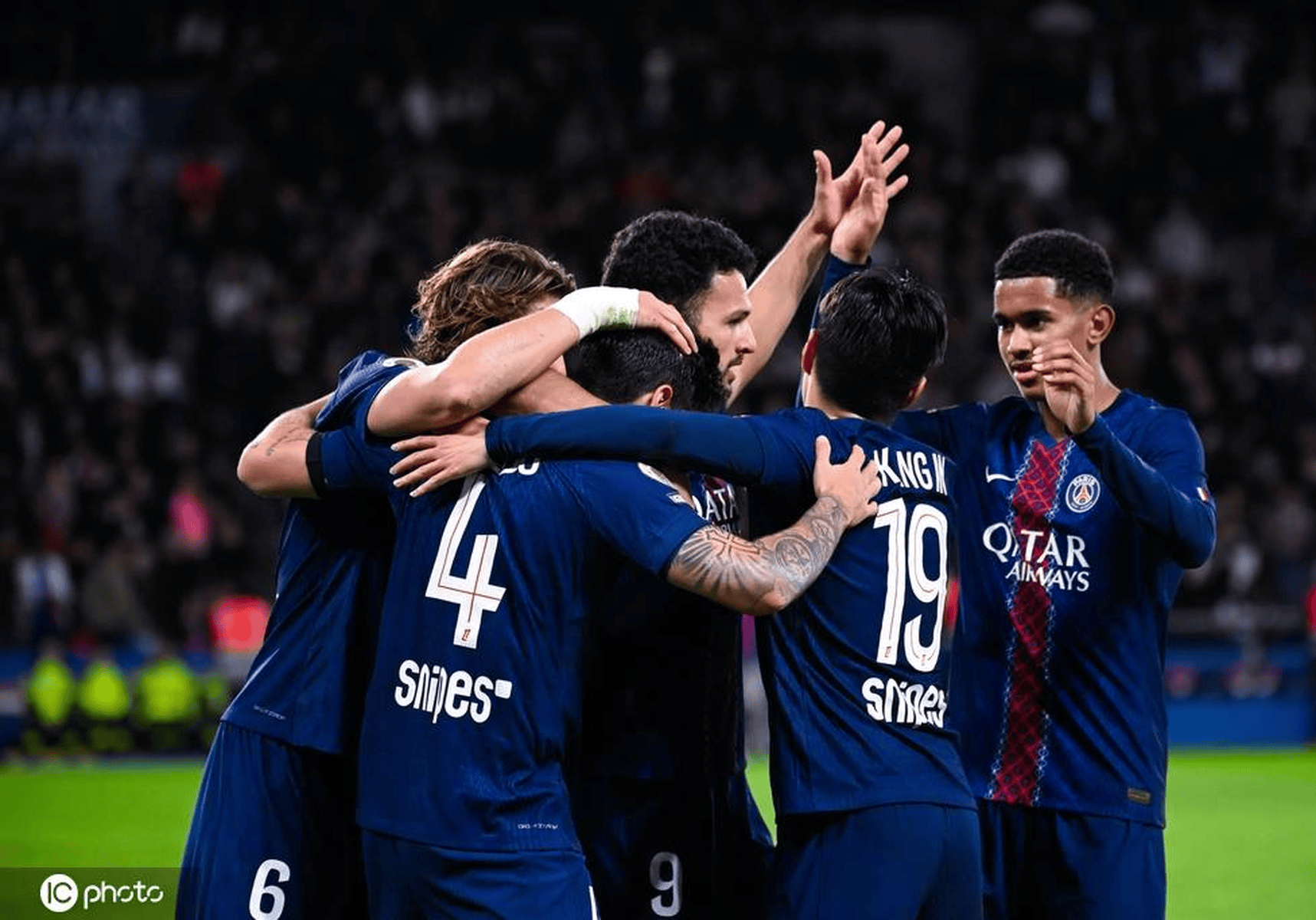 国乒多人香港街头行！王曼昱大笑露齿：8连胜张本美和国乒唯一