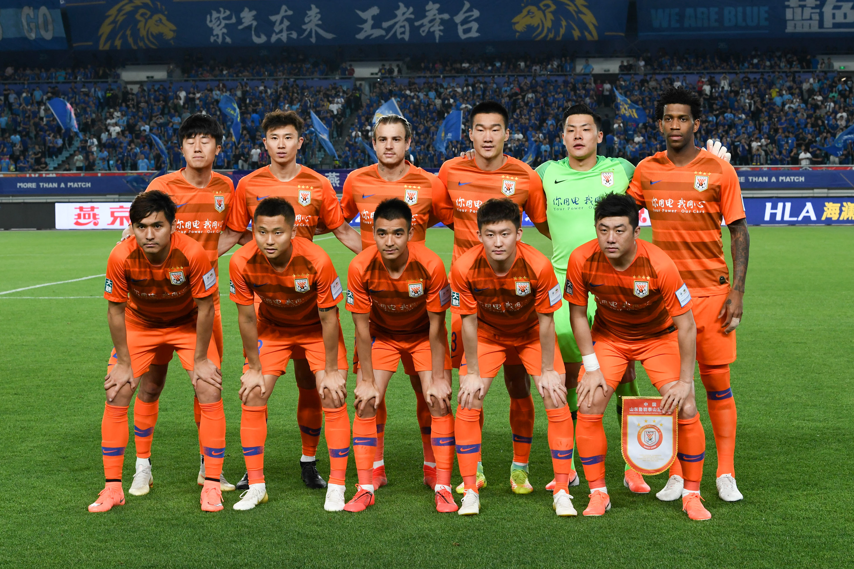 媒体人：杯赛的地板问题太大了，换地板无望应该撕掉所有地贴