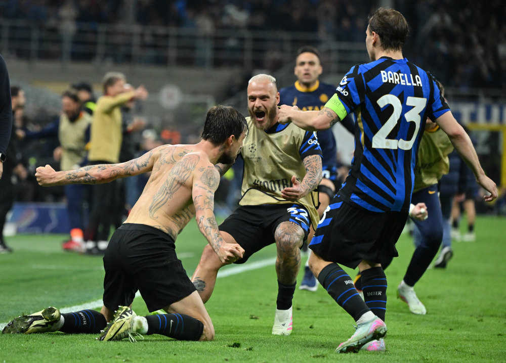 半场战报：阿森纳1-0布拉格斯拉维亚，萨卡点射