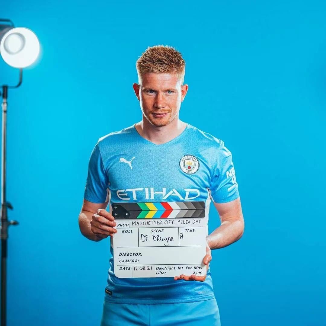 队友送大礼！QPR绝杀功臣疯狂庆祝，下一秒只剩底裤苦笑